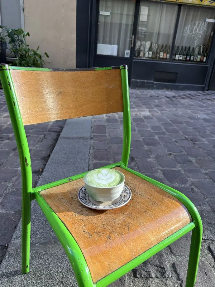 Matcha latte Roda servi dans un coffee shop, pour les professionnels du Havre