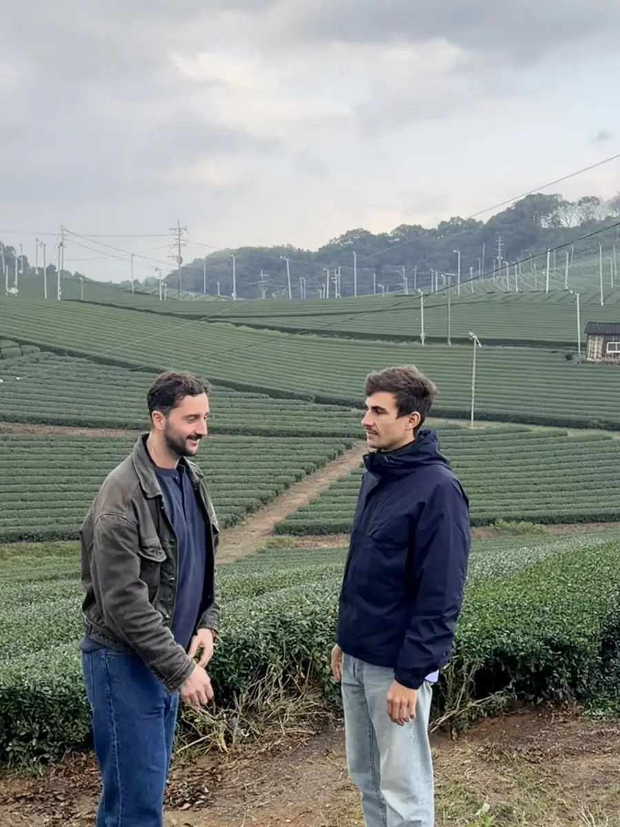 Les fondateurs de Roda chez leurs producteurs de matcha au Japon